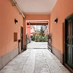 Amazing Studio With Botanic Touch In The Center