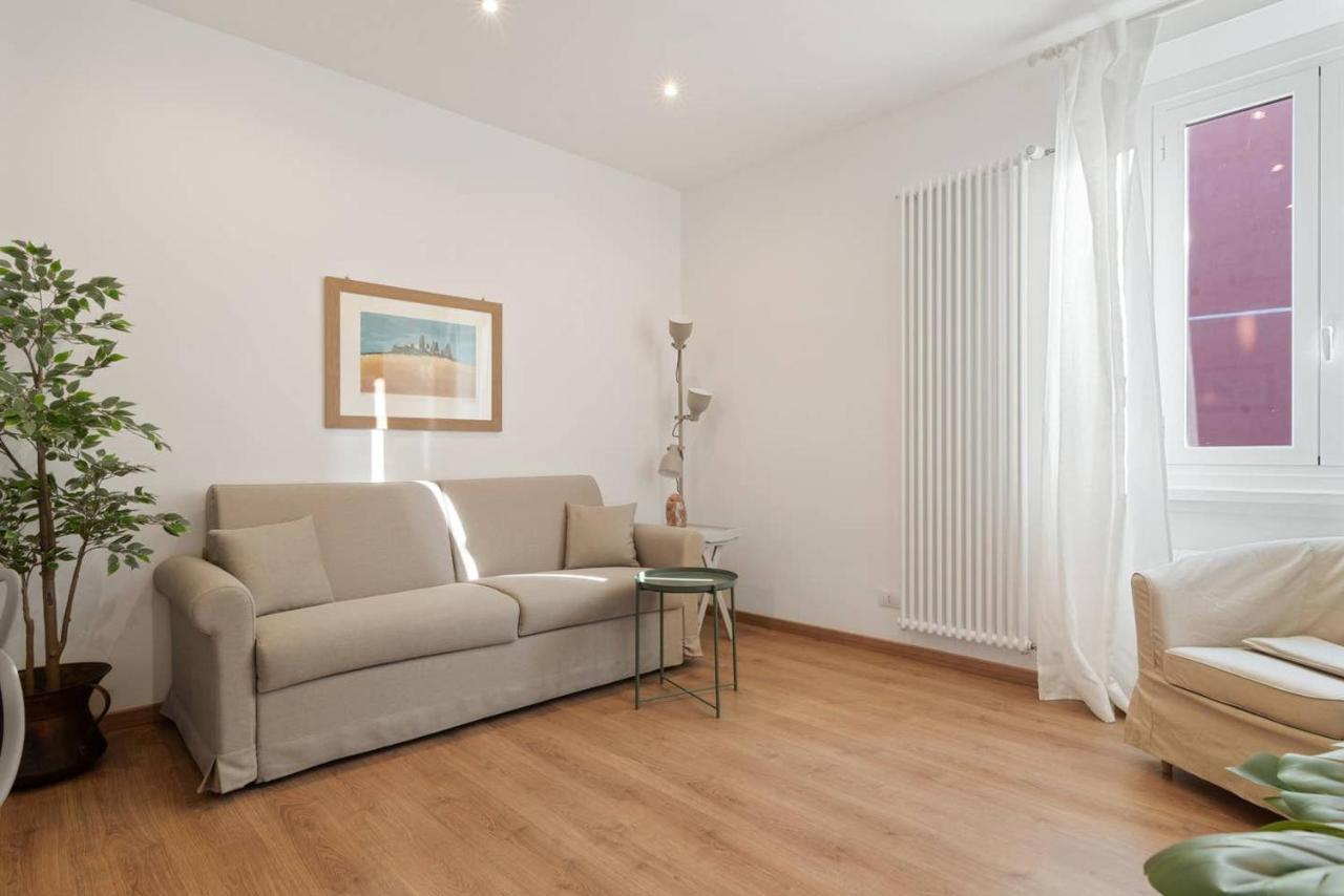 Amazing With Botanic Touch In The Center Apartment *