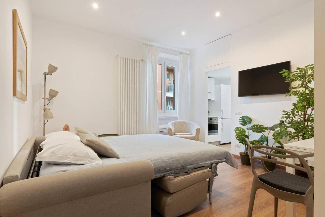 Amazing With Botanic Touch In The Center Apartment