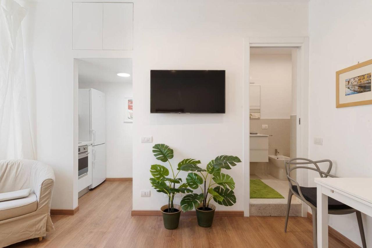 Amazing With Botanic Touch In The Center Apartment